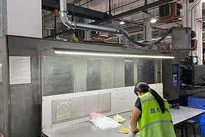 Precision injection molding machine